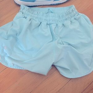 Lululemon 4 inch hotty hots size 0